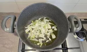 cipolla a fette in padella con olio
