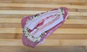 Pancetta a completare il ripieno della braciola