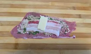 Pezzetto di provola, pancetta e trito di pangrattato, pecorino, prezzemolo e aglio