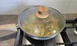 carciofi in padella con coperchio