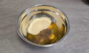 uova, sale, formaggio e pepe in una ciotola
