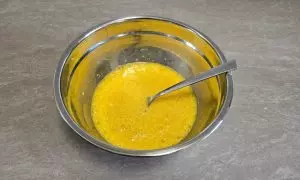 ingredienti per frittata amalgamati nella ciotola