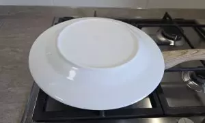 trucco per capovolgere la frittata e falla cuocere in modo uniforme da ambo i lati