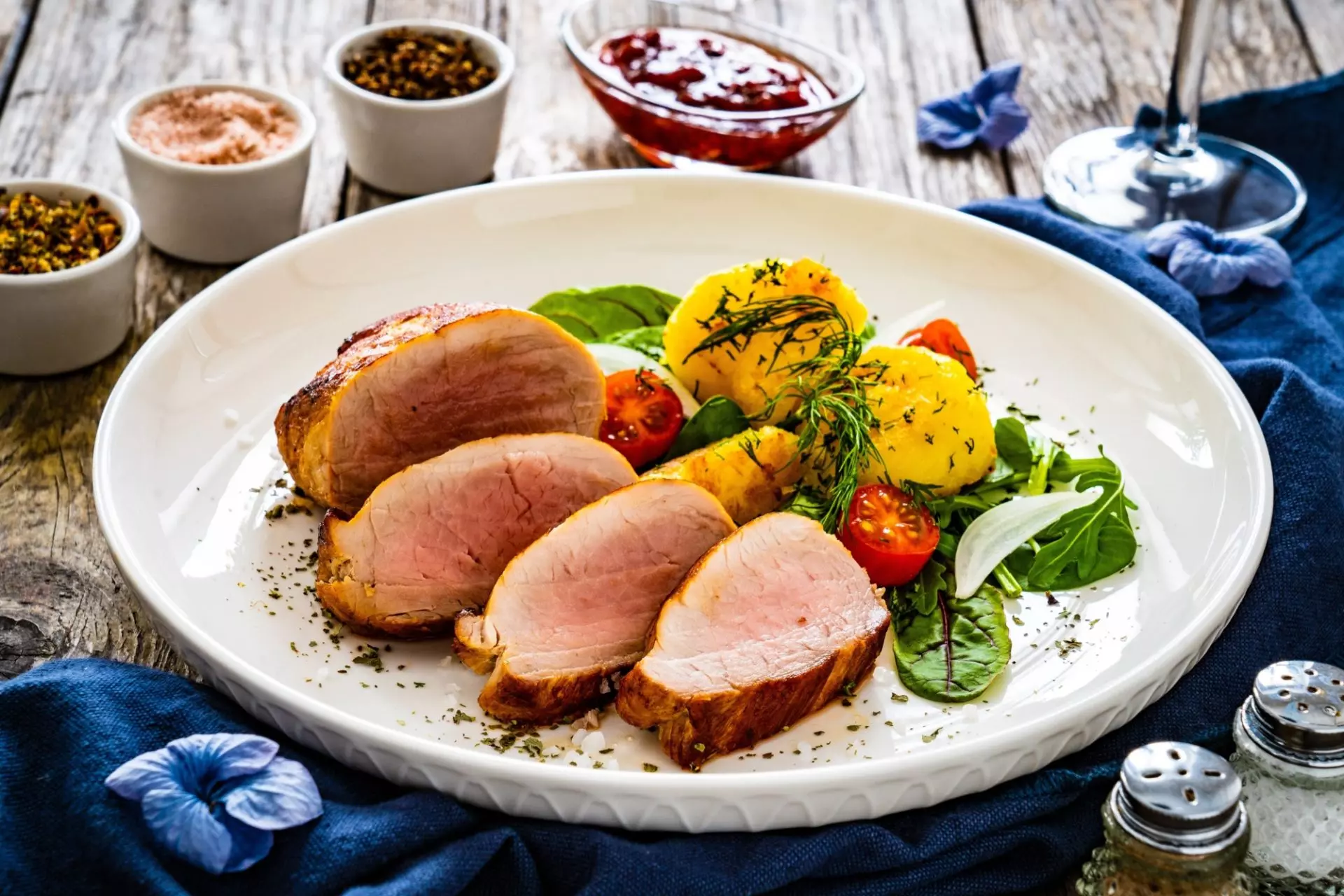 Fette di arrosto con patate e verdure