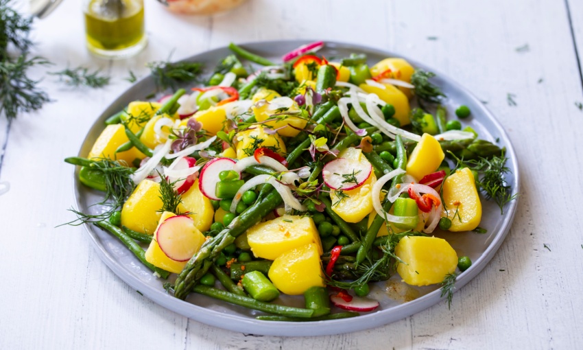 Insalata di patate con asparagi, piselli e colatura di alici