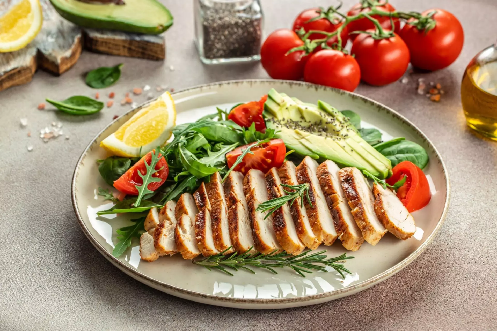Tagliata di pollo con avocado e pomodori