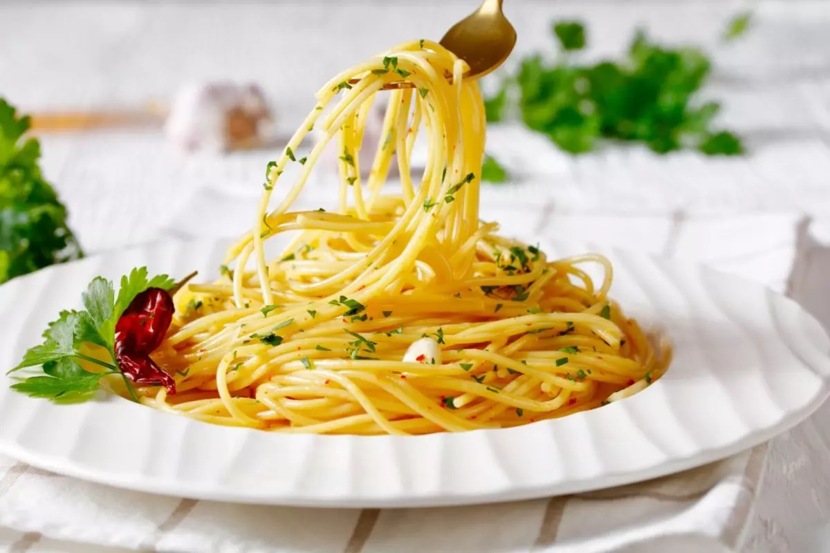 Piatto di spaghetti con la colatura di alici