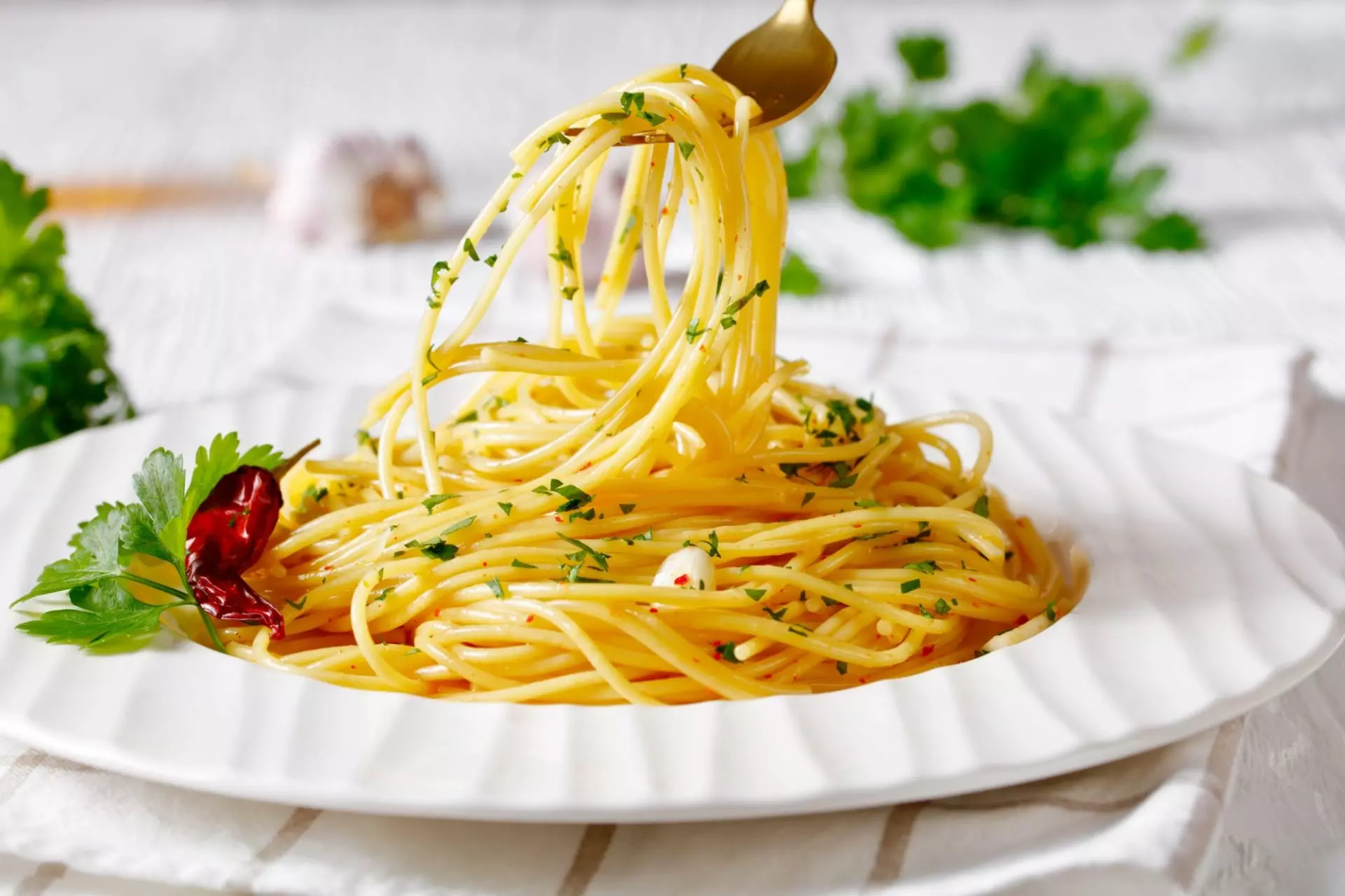 Piatto di spaghetti con la colatura di alici