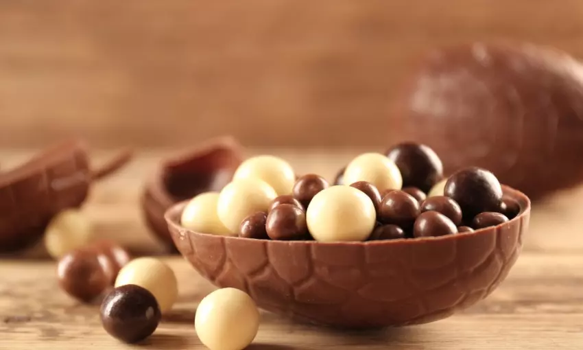 Mezzo uovo di pasqua con tanti ovetti al cioccolato al suo interno