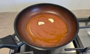 Olio e aglio in padella
