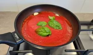 passata di pomodoro in padella