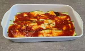 strato di sugo sulle zucchine