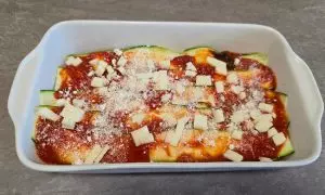strato di scamorza a cubetti e formaggio grattugiato
