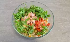 insalata di orzo con tutti gli ingredienti