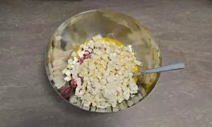 salumi e formaggi aggiunti alle uova