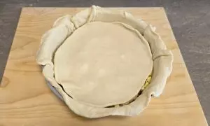 seconda parte dell'impasto a coprire la pizza