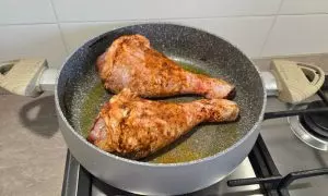 cosce di tacchino rosolate nella casseruola