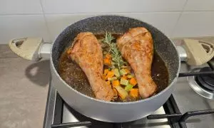 rosmarino e verdure aggiunte alle cosce di tacchino