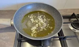 padella con olio e cipolla