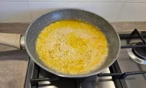 brodo vegetale aggiunto al riso, per la cottura