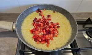 Fragole aggiunte al risotto
