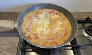 burro e formaggio grattugiato aggiunto al risotto per amalgamare il tutto