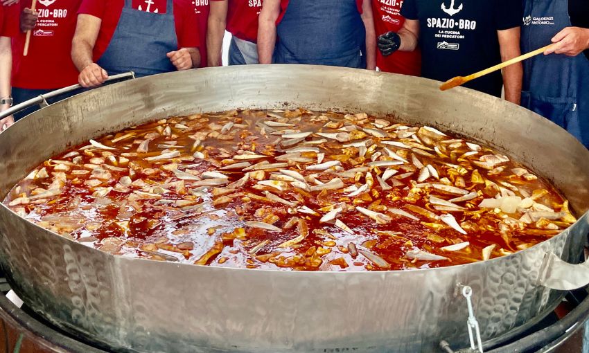 Pentolone di brodetto fanese cucinato dai pescatori del Brodetto Fest di Fano