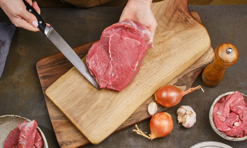 pezzo di carne di manzo disossato su tagliere