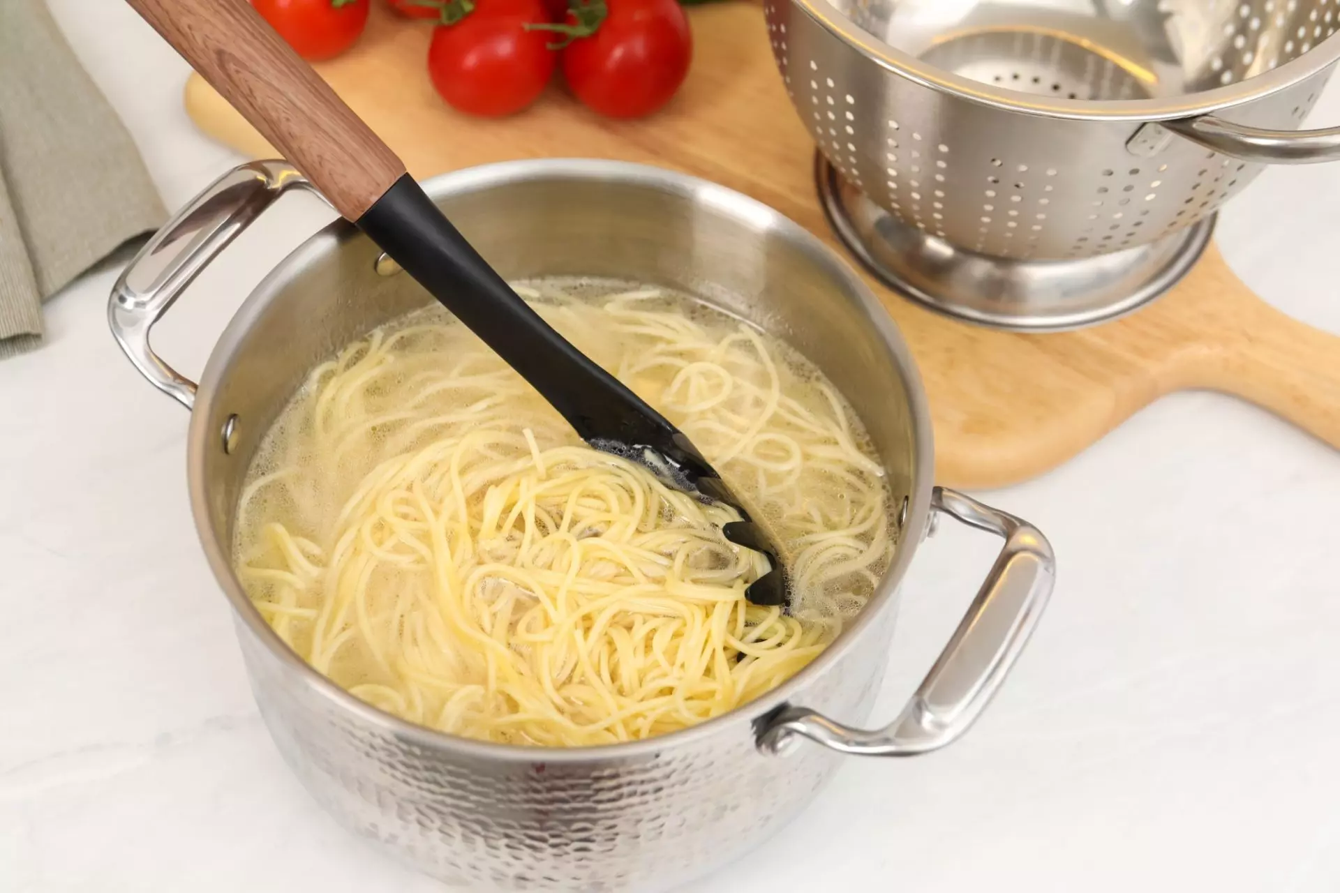pentola con spaghetti cotti con il metodo della cottura passiva