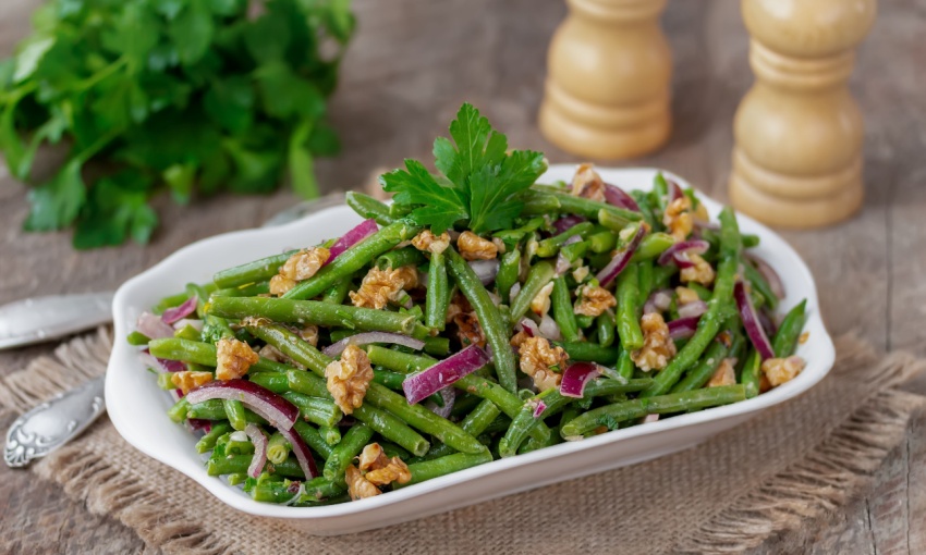Insalata di fagiolini con cipolle e noci