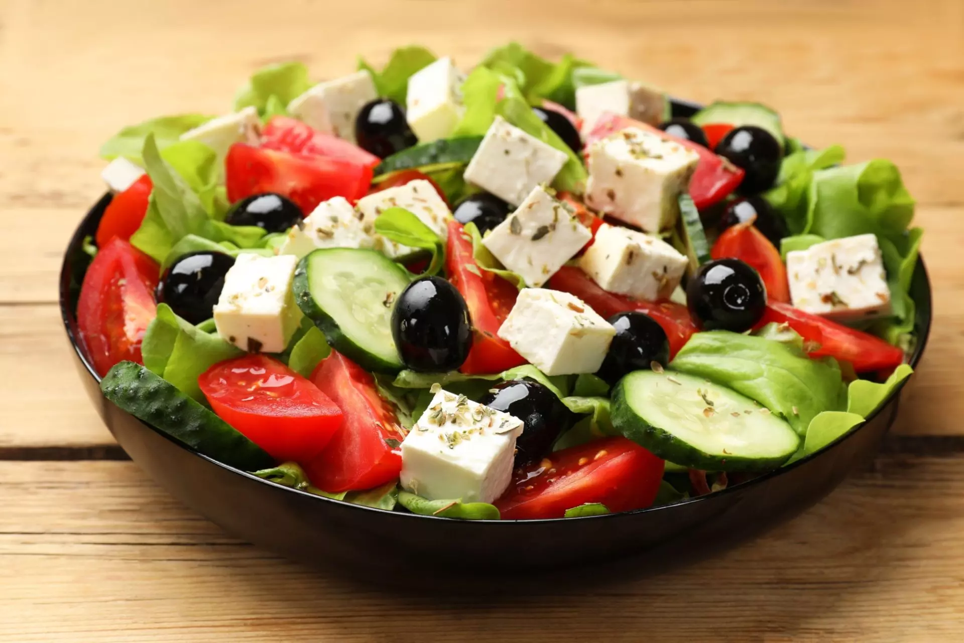 insalata greca, con pomodori, cetrioli, cipolle e lattuga, tutte verdure di stagione di giugno
