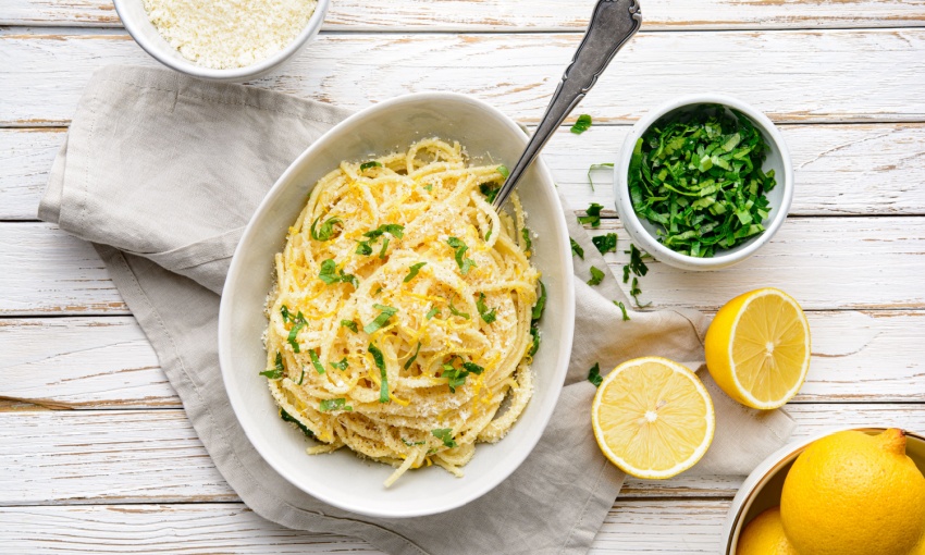 Pasta con limone, pepe e parmigiano