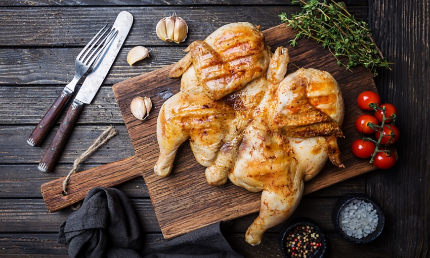 Pollo alla diavola su un tagliere, dopo la cottura