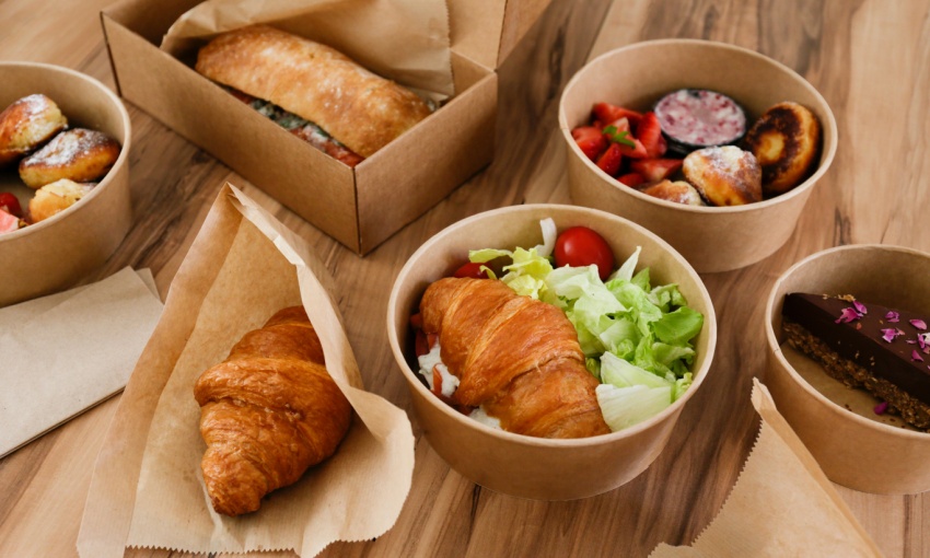 cibo in stoviglie compostabili e biodegradabili