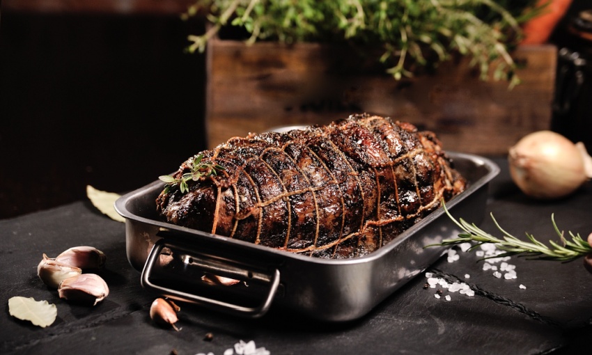 arrosto cucinato in una teglia di acciaio