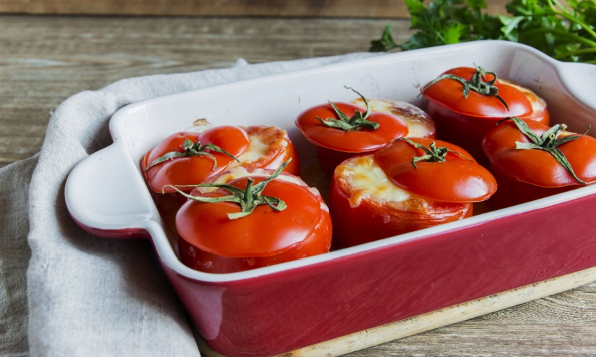 pomodori ripieni al forno in teglia di ceramica