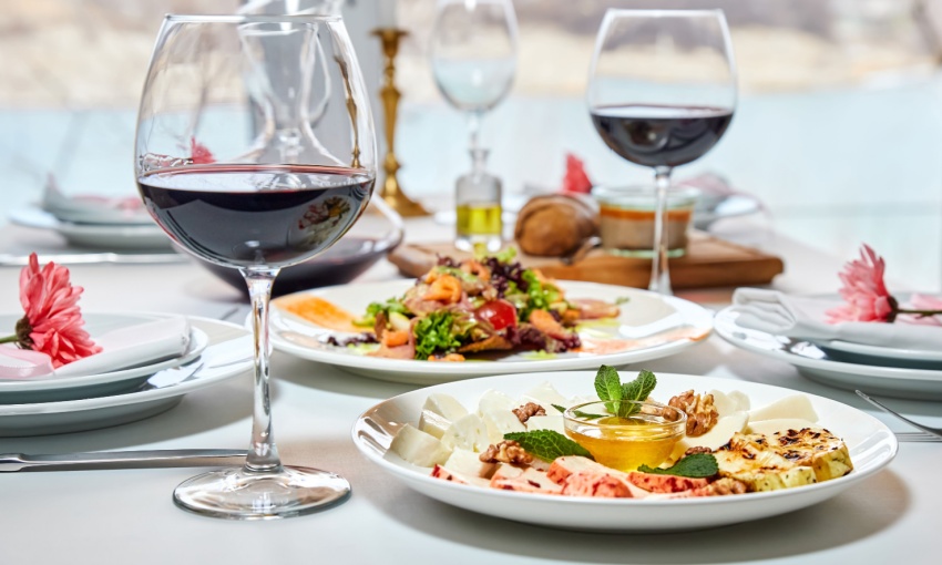 calici di vino a pranzo
