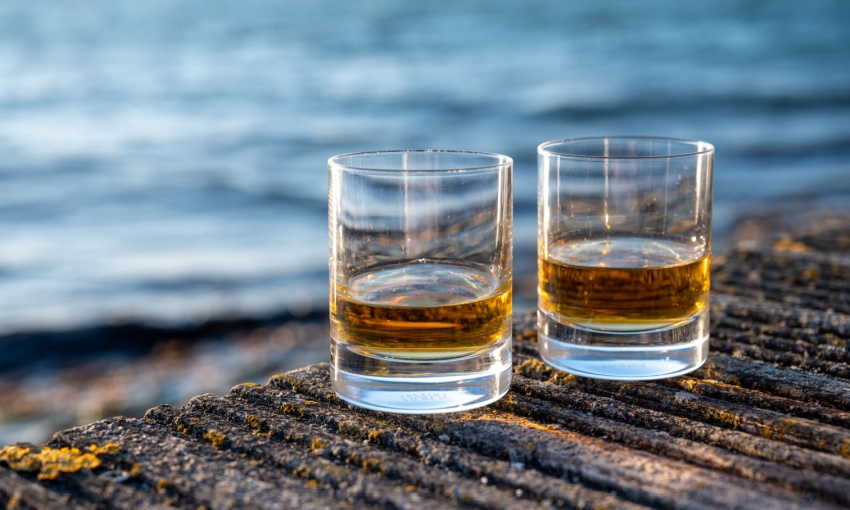 due bicchiere di whisky scozzese con il mare sullo sfondo
