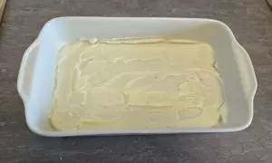 strato di besciamella sul fondo della teglia