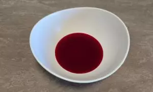 succo di ciliegie e liquore in una ciotola