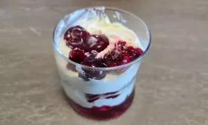 secondo strato di mascarpone, panna e ciliegie