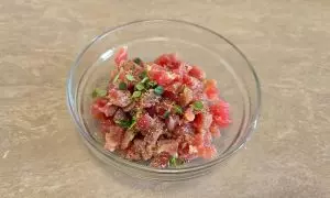 tonno a cubetti con spezie e olio