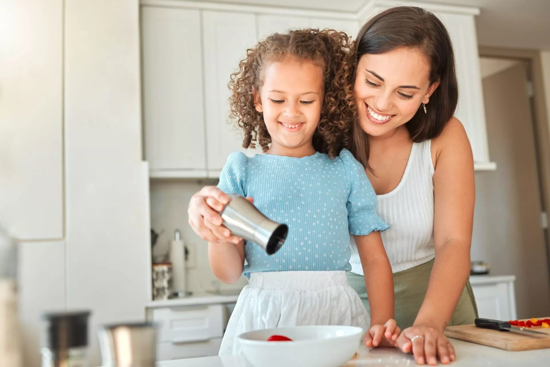 mamma e figlia che salano un piatto