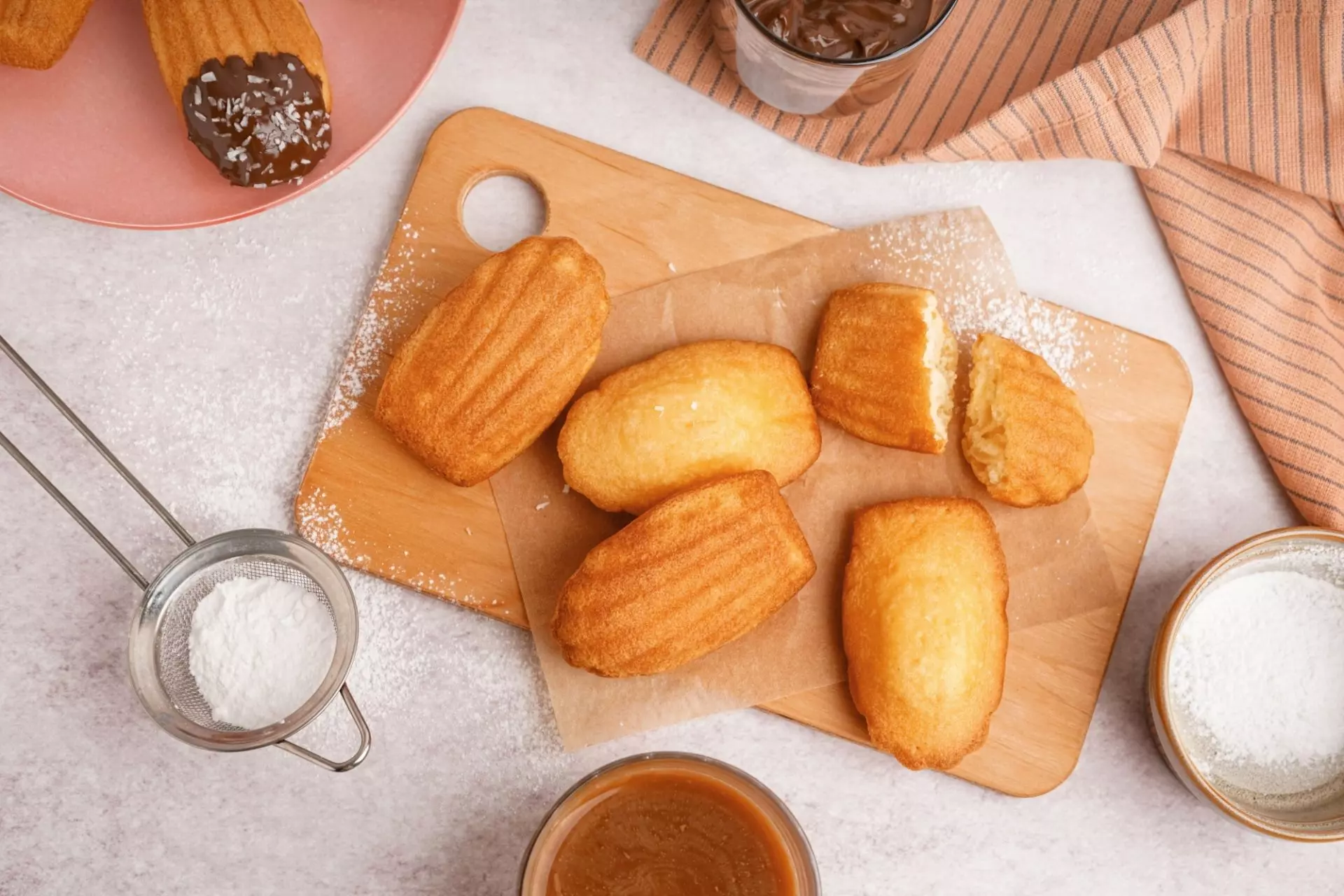 madeleine appena sfornate su tagliere