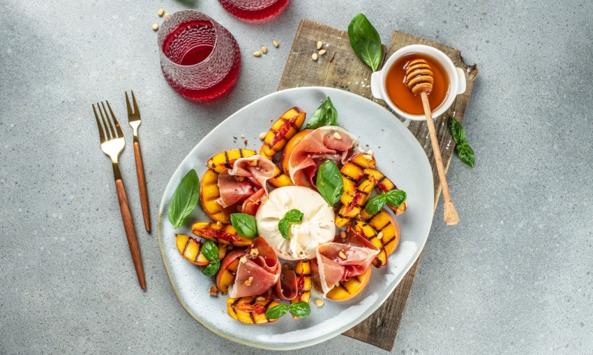 pesche grigliate con il prosciutto crudo e il miele