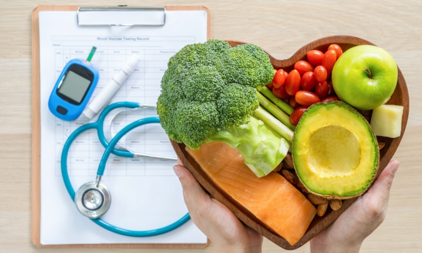 vassoio a forma di cuore con frutta e verdura