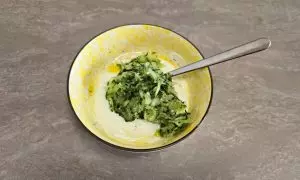 cetriolo grattugiato unito allo yogurt condito