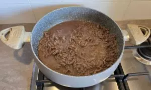 carne macinata sfumata con il vino rosso