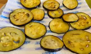 melanzane fritte su carta assorbente