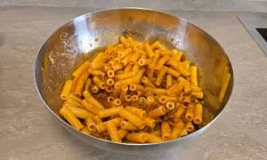 pasta cotta nella ciotola con metà del sugo